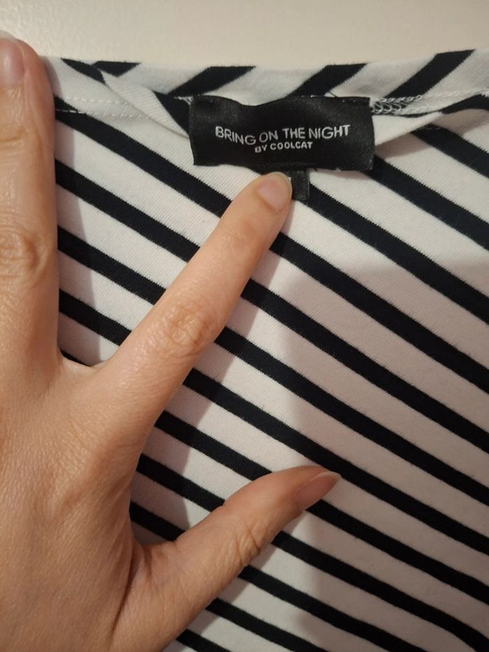 Monomanche ligné noir et blanc/épaule dénudée - taille M - neuf sans étiquette - photo numéro 4