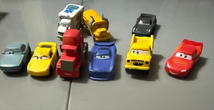 Livre illustré  Cars de Disney « Comptines et figurines » avec figurines - photo numéro 3