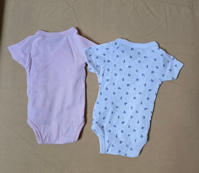 Lot de Bodies neufs. Kiabi. 1mois. - photo numéro 2