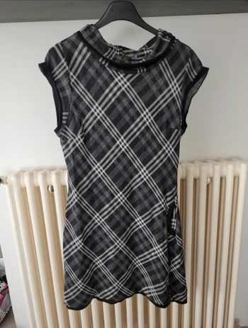 Robe moulante à carreaux