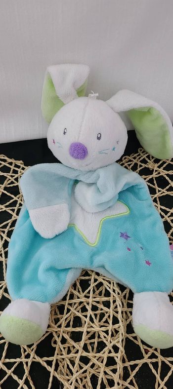 DOUDOU SUCRE D'ORGE LAPIN PLAT BLEU VERT BLANC ETOILE PHOSPHORESCENT