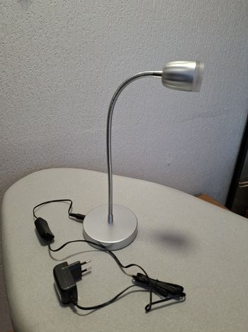 Jolie petite lampe led flexible de bureau/table de chevet Livarno argentée comme neuve