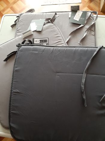 Lot 3 galettes de chaises grises neuves