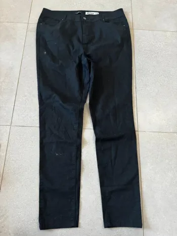 Pantalon noir New Look, taille 46, bon état mais une petite trace 48x112cm