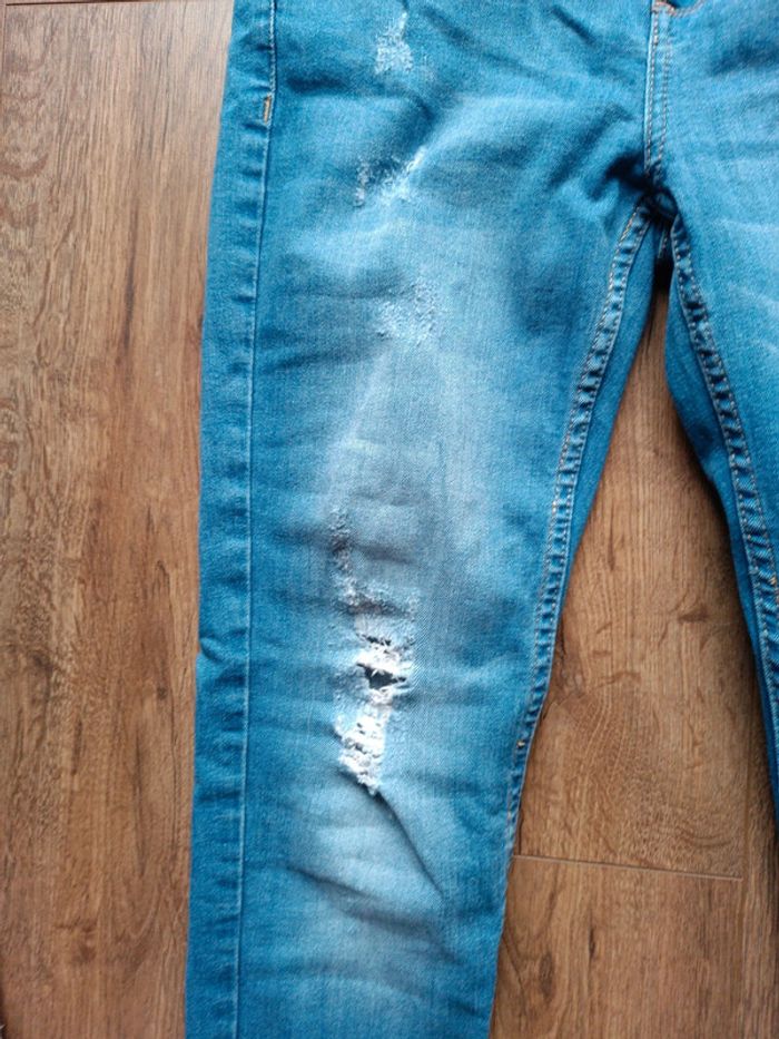 Jeans troué - photo numéro 3