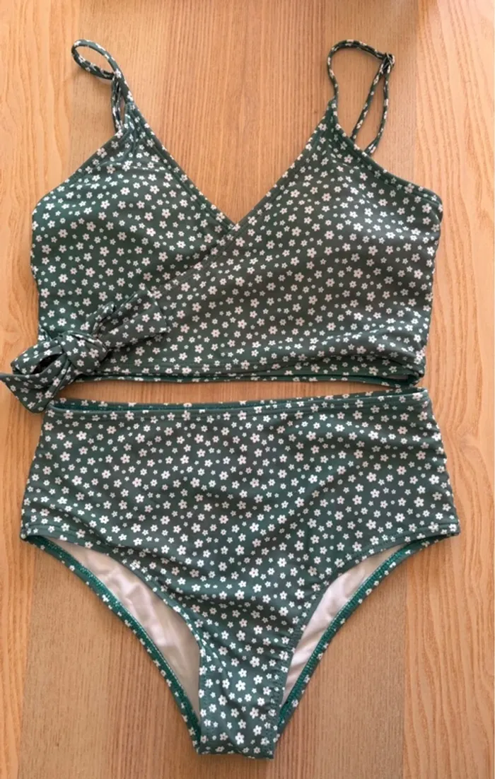 Maillot de bain vert à fleurs blanches