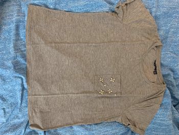 Teeshirt gris avec strass sur la poche