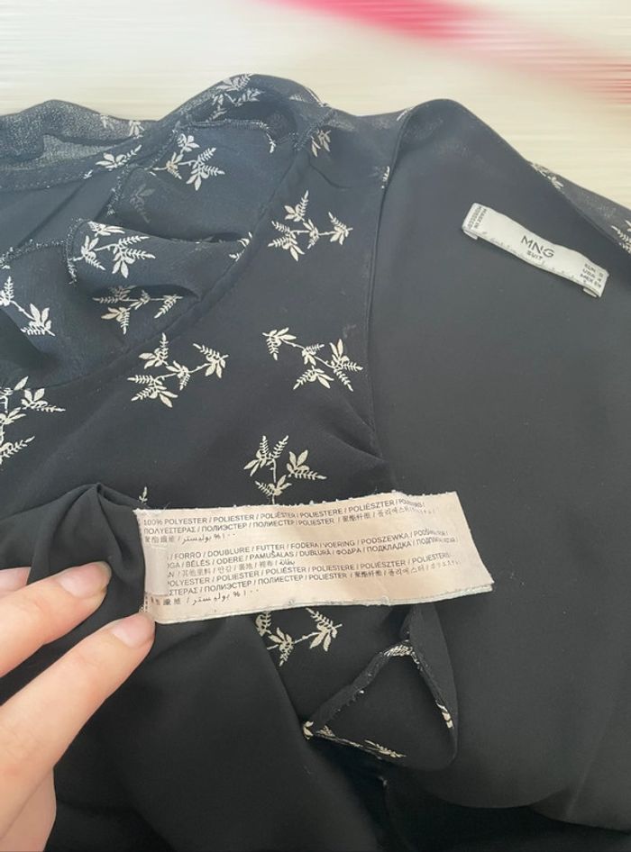 Robe noir à fleurs blanche fluide épaule dénudée Mango - photo numéro 5