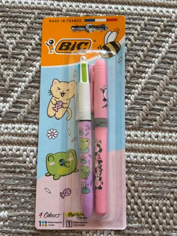 Lot stylo 4 couleurs et surligneur BIC