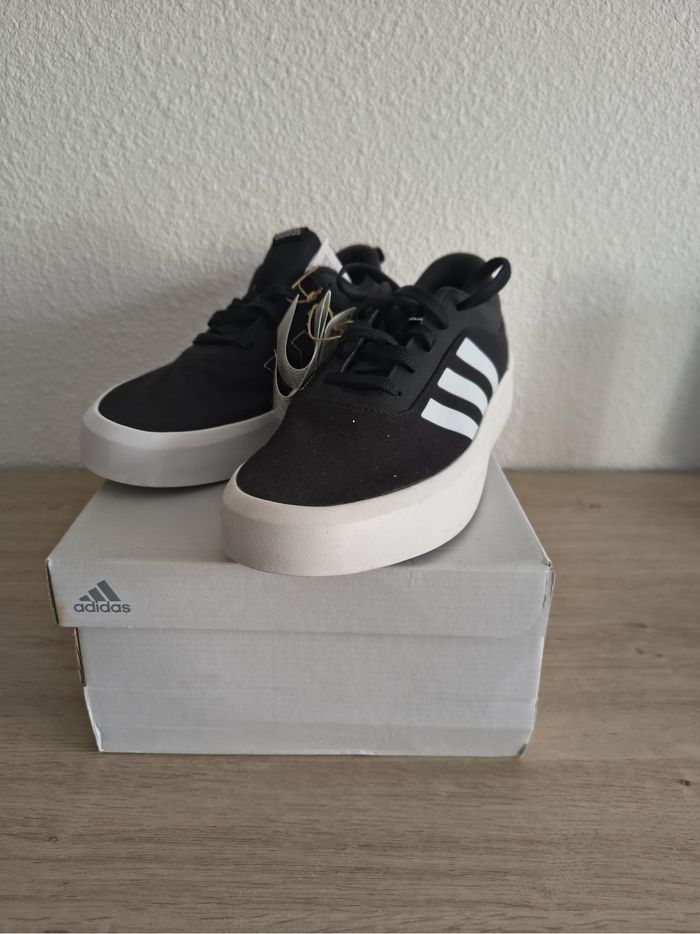 Chaussures baskets sneakers Adidas basse Homme FUTUREVULC noir blanche neuves taille 46 - photo numéro 6