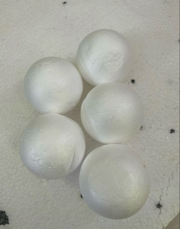 Lot de cinq boules en polystyrène