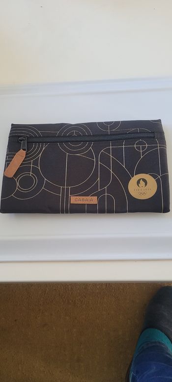 Pochette cabaia neuve noire et dorée jo 2024