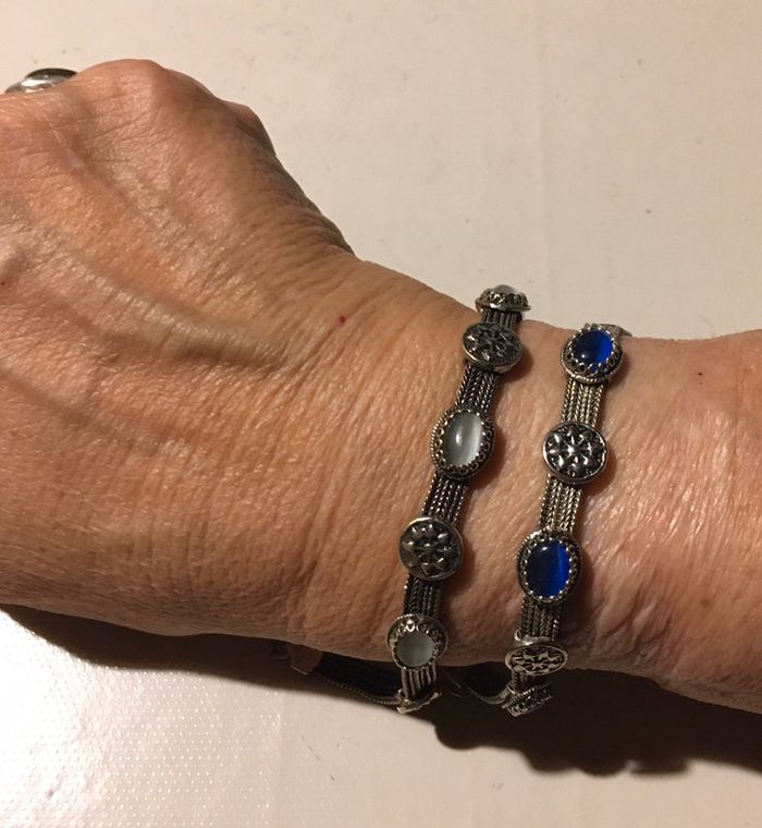 Lot deux bracelets pierres bleues et blanches bon état taille 18 cm - photo numéro 4