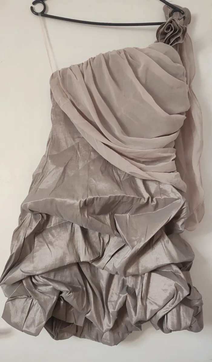 Robe avec voilage