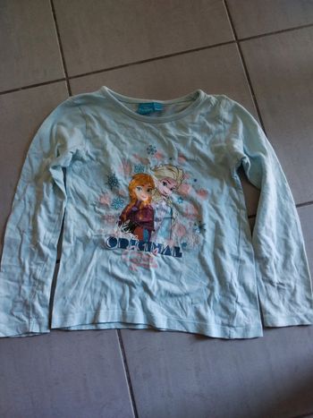 Tee shirt manches longues très bon état taille 5 ans
