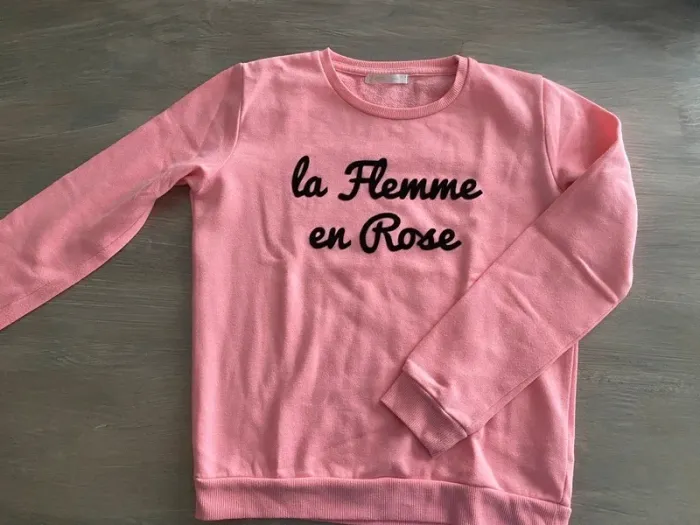 Pull rose écriture noir
