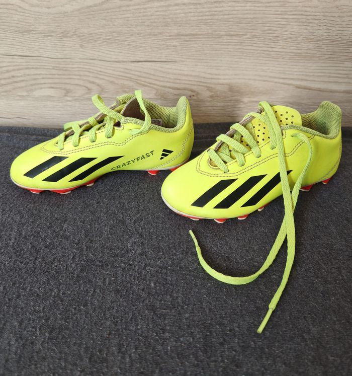 Crampons de foot moulés Adidas 28 - photo numéro 4