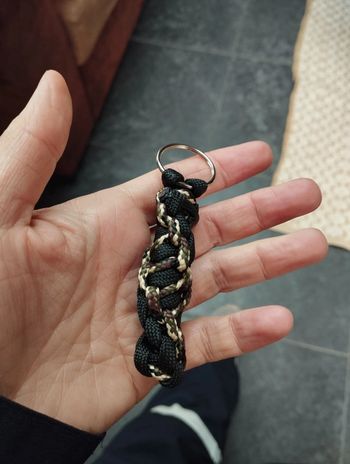 Porte clés en paracorde fait main noir et kaki