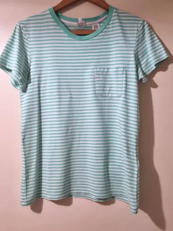 Impeccable t-shirt Levi's vintage ligné vert avec poche 100% coton T S