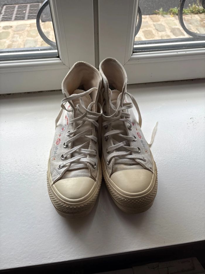Converse beige avec quelque motifs fleurs - photo numéro 3