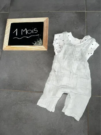 Salopette + t-shirt 1 mois