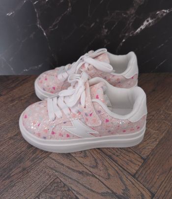 Baskets roses pailletées motifs cœurs - Taille 28 - Neuves