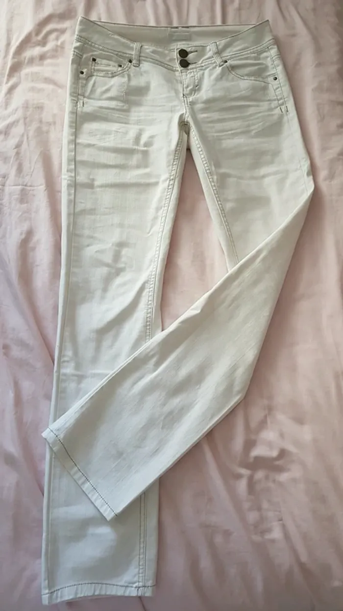 Jean blanc couture marron