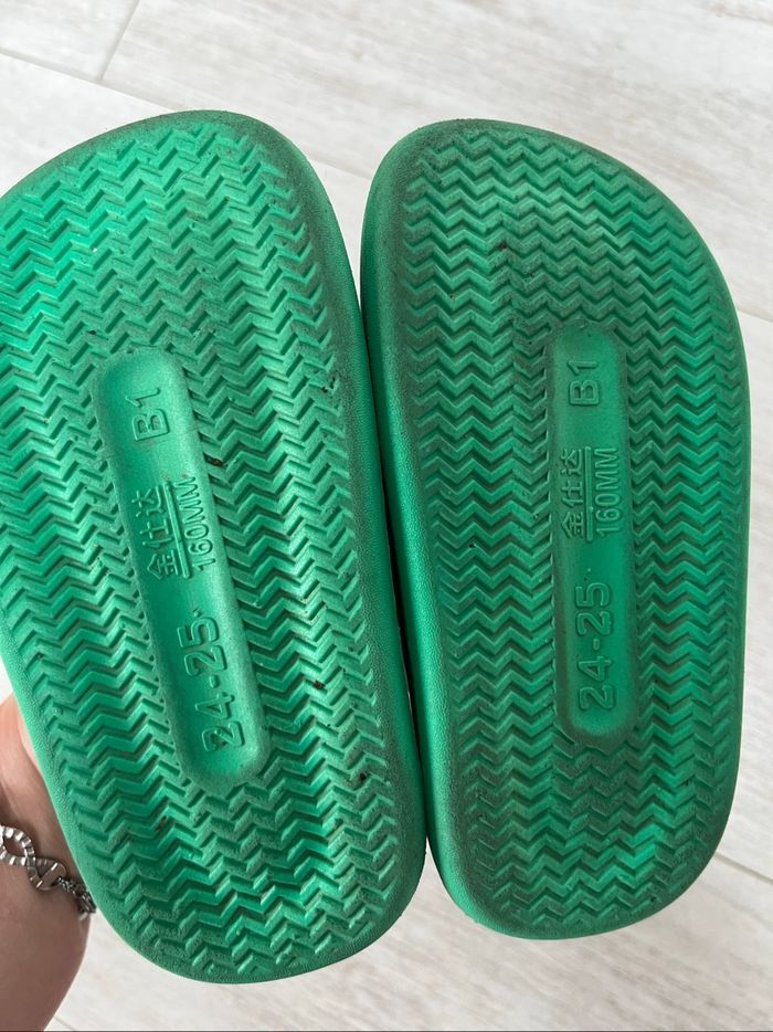 Claquettes vertes taille 24/25 - photo numéro 7