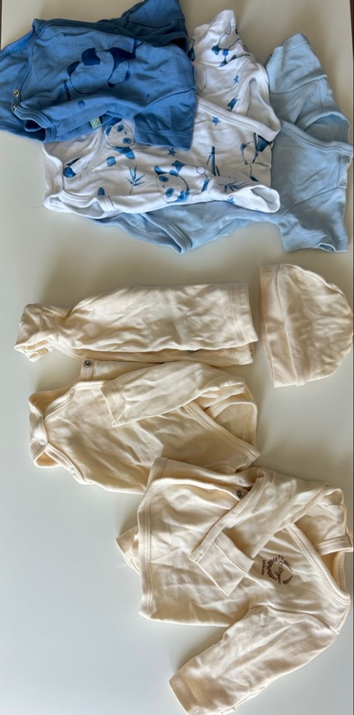 Lit de vêtements naissance neufs