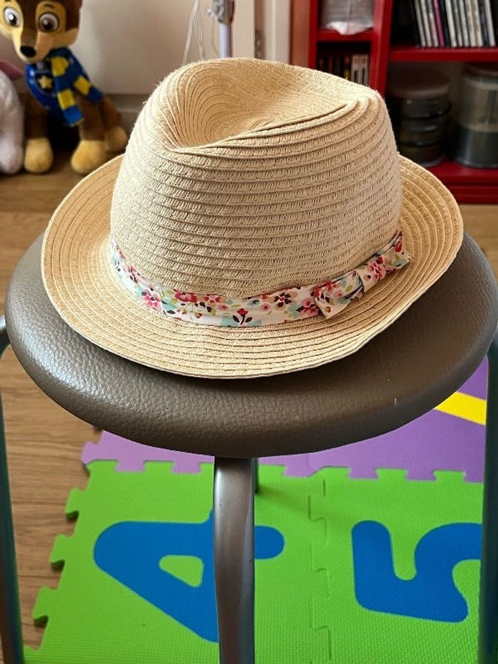 Chapeau avec ruban fleuri