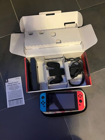 Nintendo switch + boite d’origine + chargeur + joycon