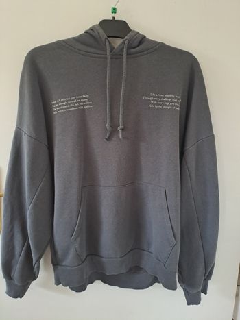 sweat à capuche gris avec inscription taille m marque jennyfer
