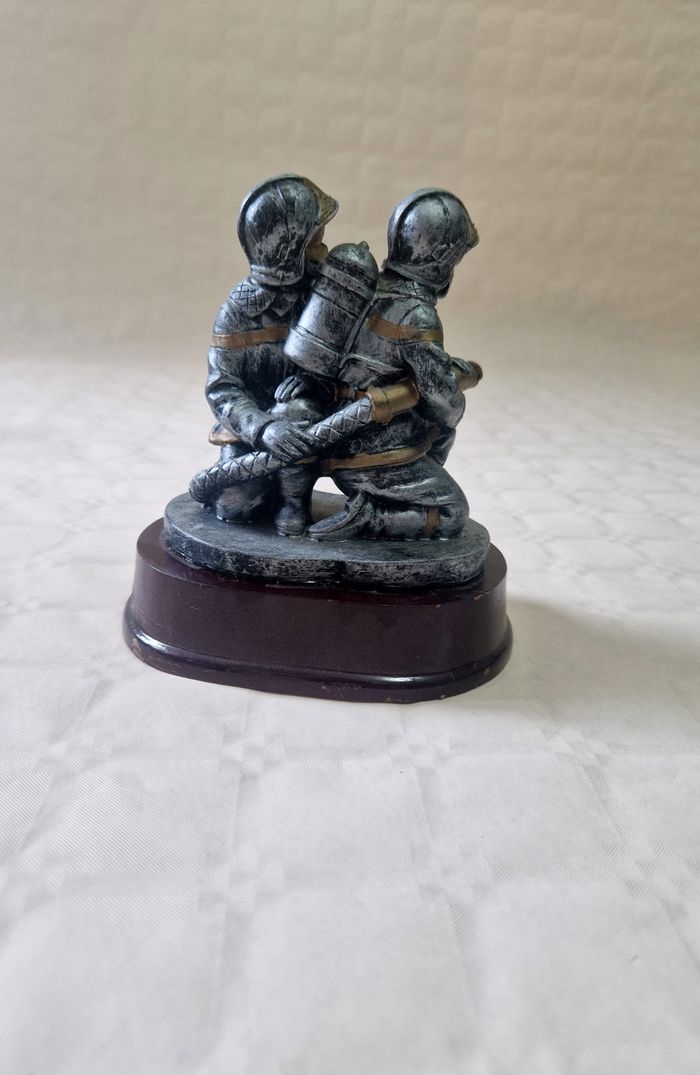 Figurine , statue , trophée , représentant 2 pompier - photo numéro 2