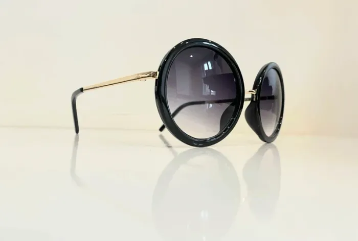 Lunette de soleil femme ronde noire et dorée verres dégradés UV protection catégorie 3 - photo numéro 3