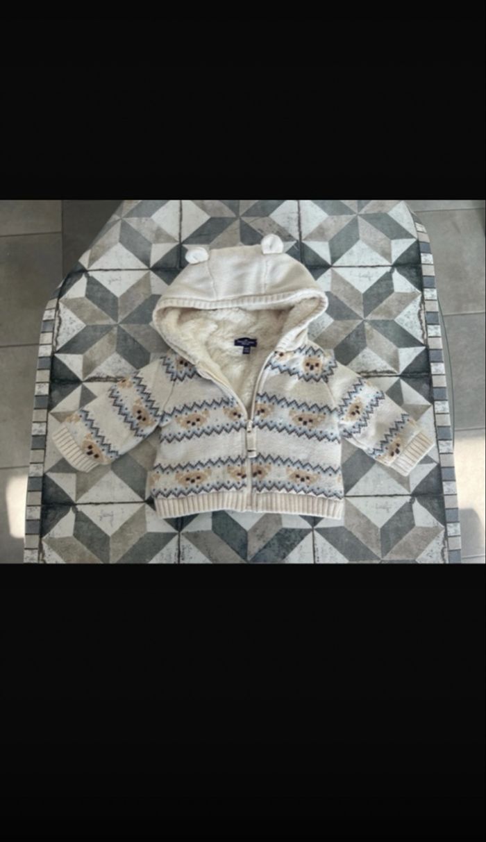 Gilet zippé taille 3 mois.