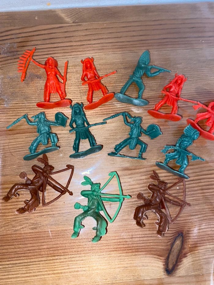 Lot de 23 figurines cowboys et indiens en plastique - photo numéro 3