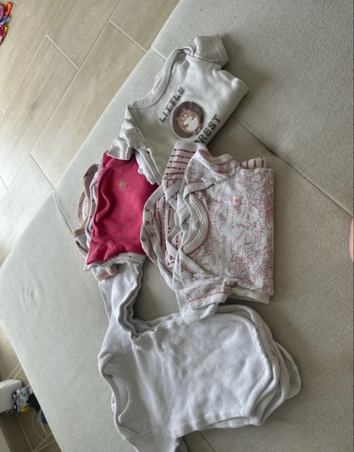 Lot bodies 3 mois - photo numéro 1