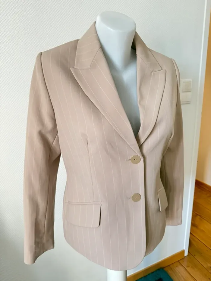 Blazer neuf avec étiquette beige à rayure taille 40