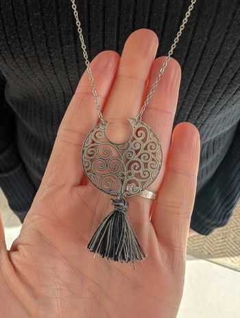 Sautoir pompon gris chic