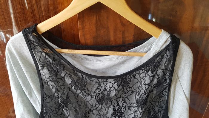 Tee shirt manche longue gris avec dentelle noir - photo numéro 3