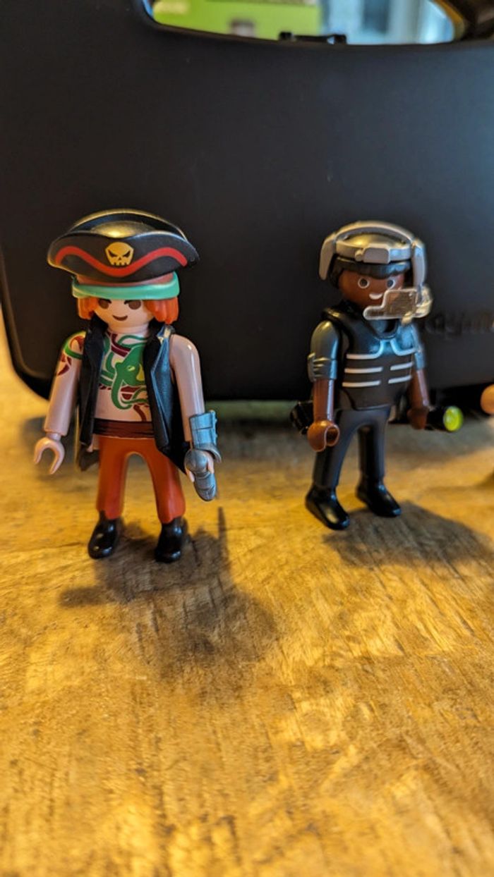 Lot de 3 personnages Playmobil pirate, chevalier, agent de sécurité