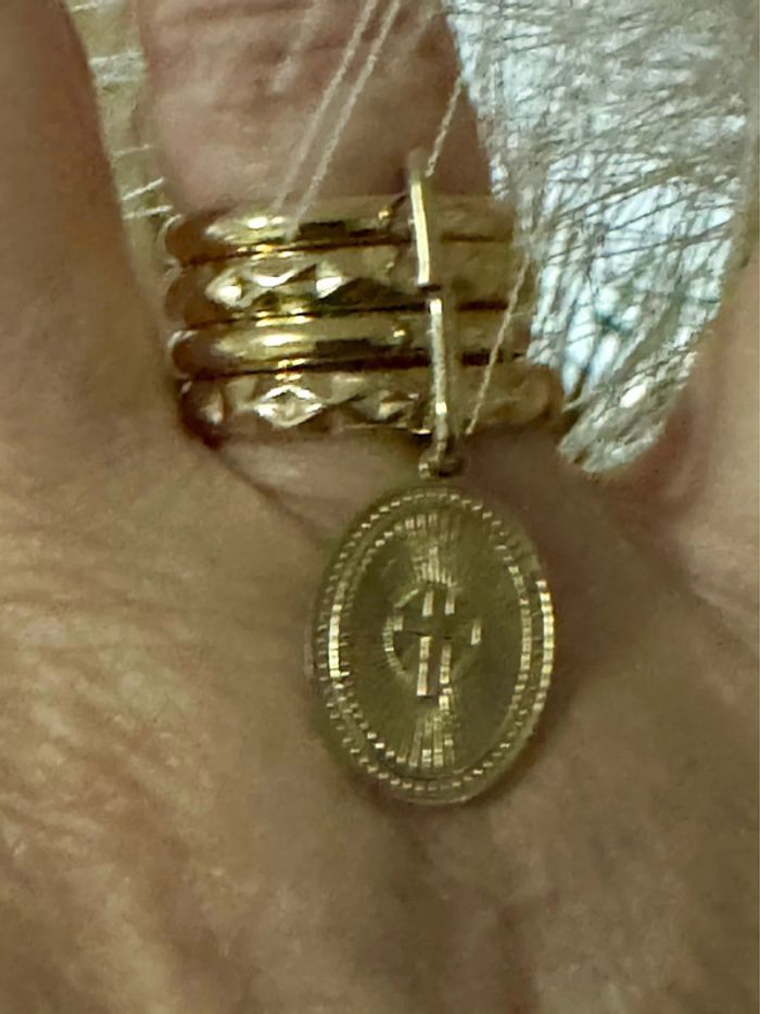 Bague 4 alliances travaillées breloque médaille croix taille 50