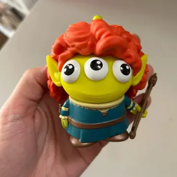 Figurine disney alien toy story rebelle brave mérida
