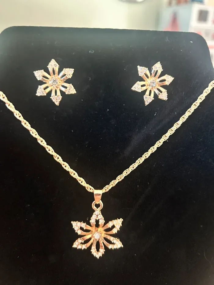 Parure collier + boucles d’oreilles fleurs doré neuve - photo numéro 2