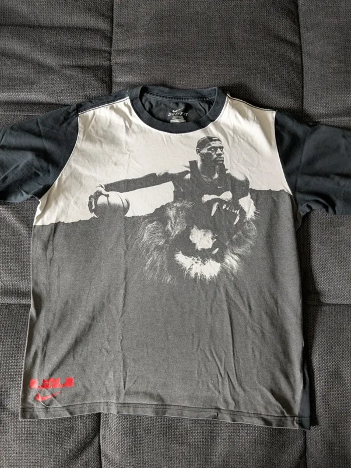 Tee shirt Nike taille 12 ans