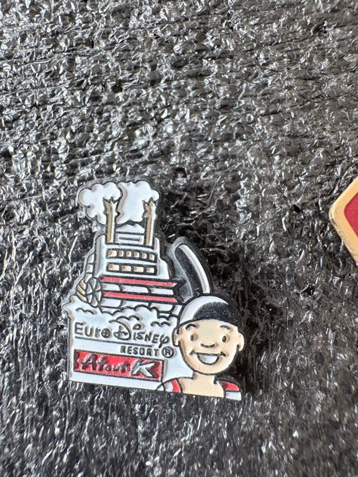 Pin’s officiel vintage Disneyland Paris - photo numéro 2