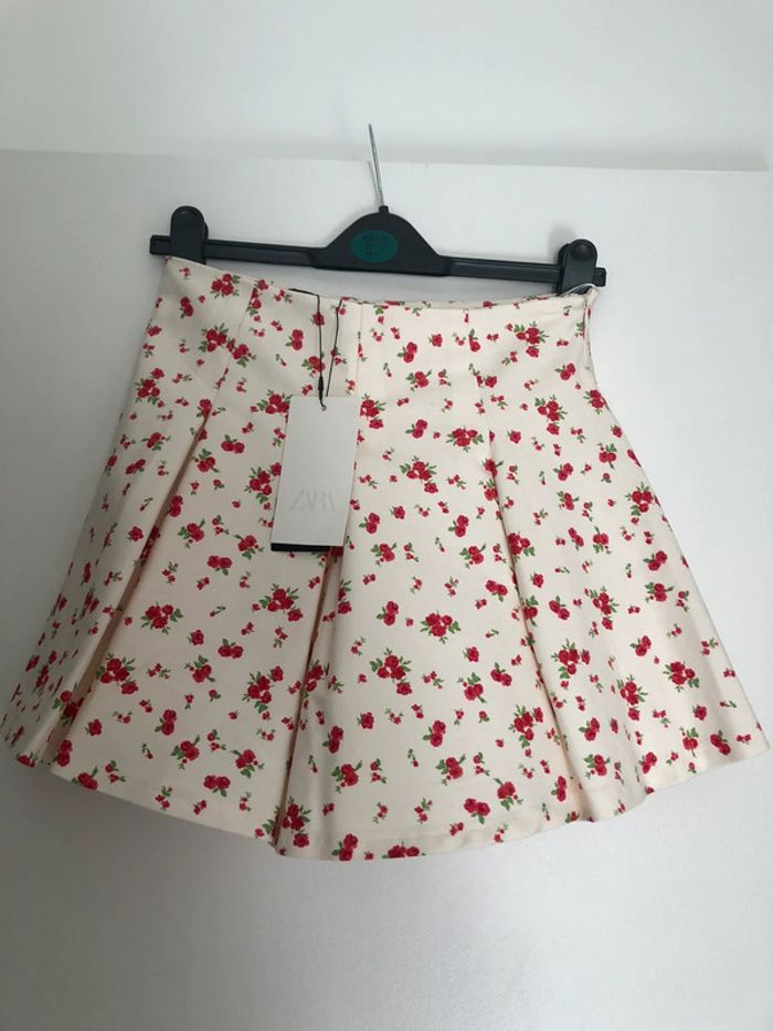 Superbe belle mini jupe à motifs fleurs Zara neuve avec étiquette taille S - photo numéro 2