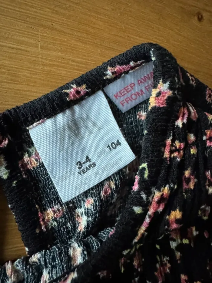 Robe ML fluide noire avec petites fleurs roses 🌸 - Taille 4 Ans - photo numéro 4