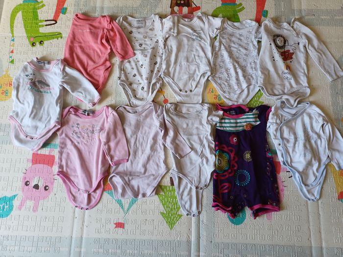 Vêtement 6 mois (t-shirt, pantalon, bodys, pyjamas et autres) - photo numéro 5