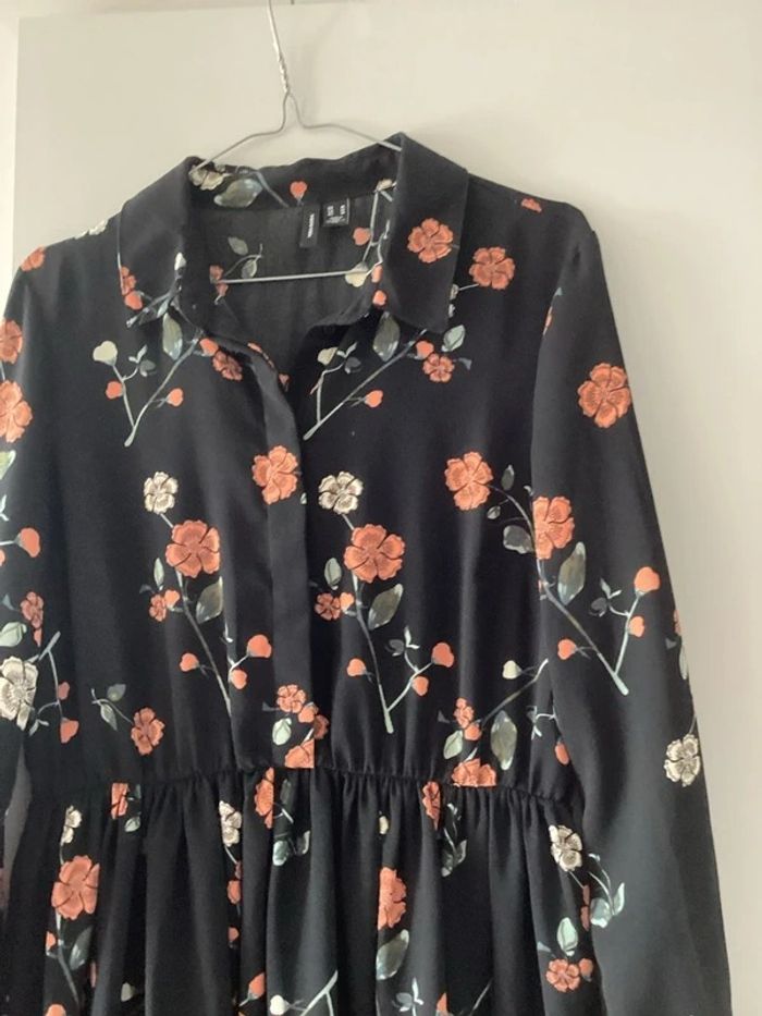 Mooi zwart kleedje met bloemen motief